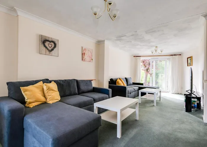 Kidlington 3 Bedroom House With Parking & Large Garden