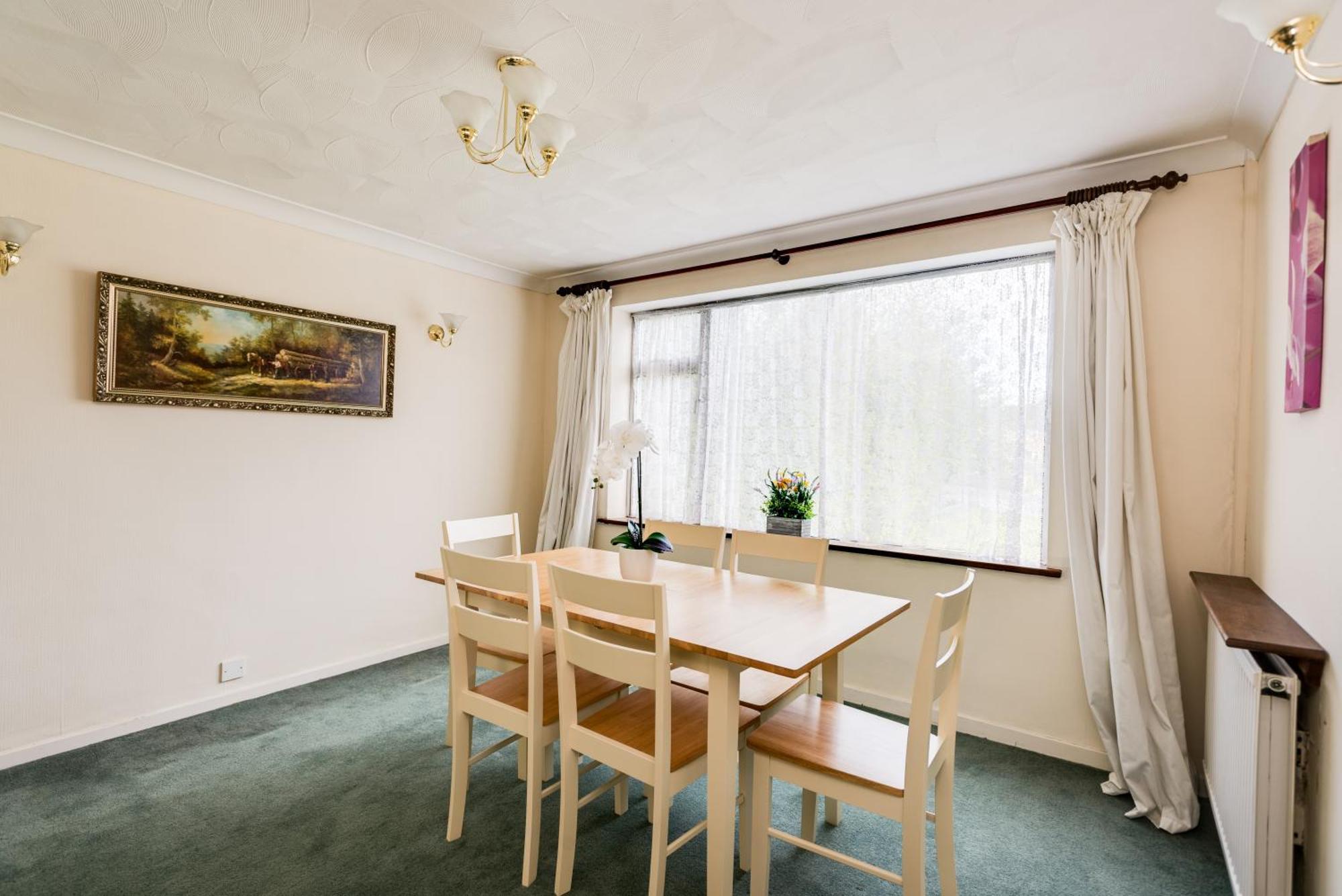 3 Bedroom House With Parking & Large Garden