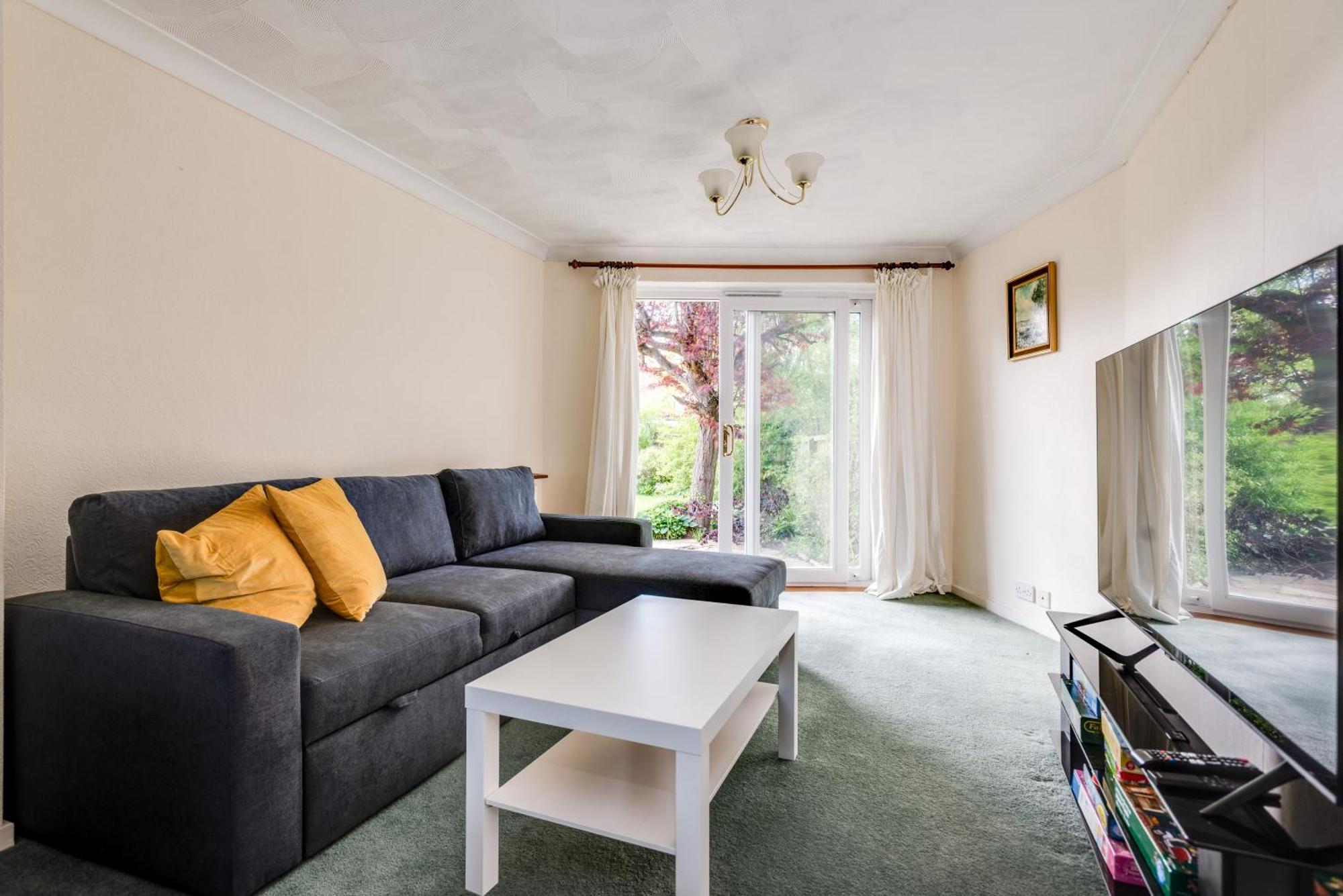3 Bedroom House With Parking & Large Garden *