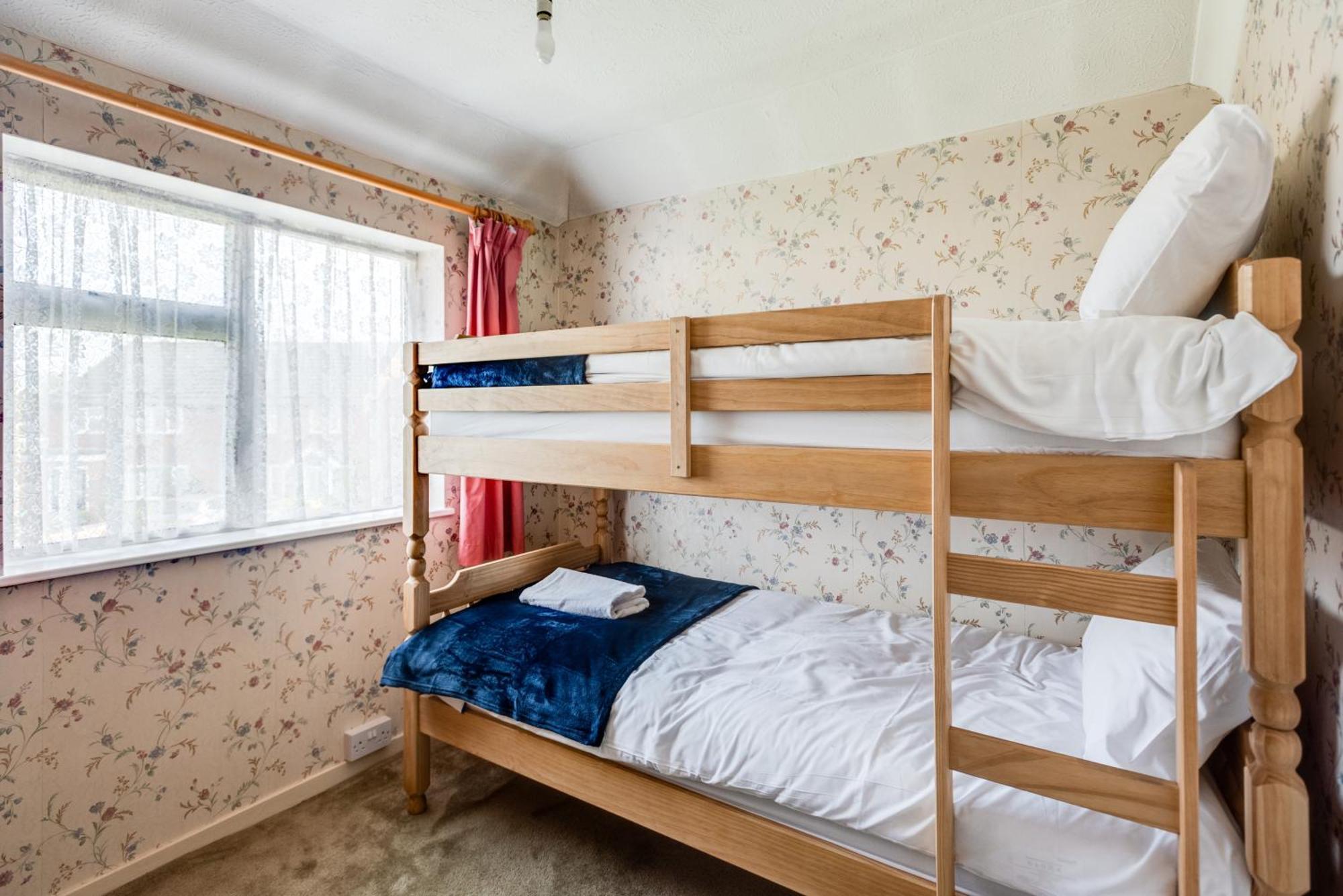 3 Bedroom House With Parking & Large Garden *