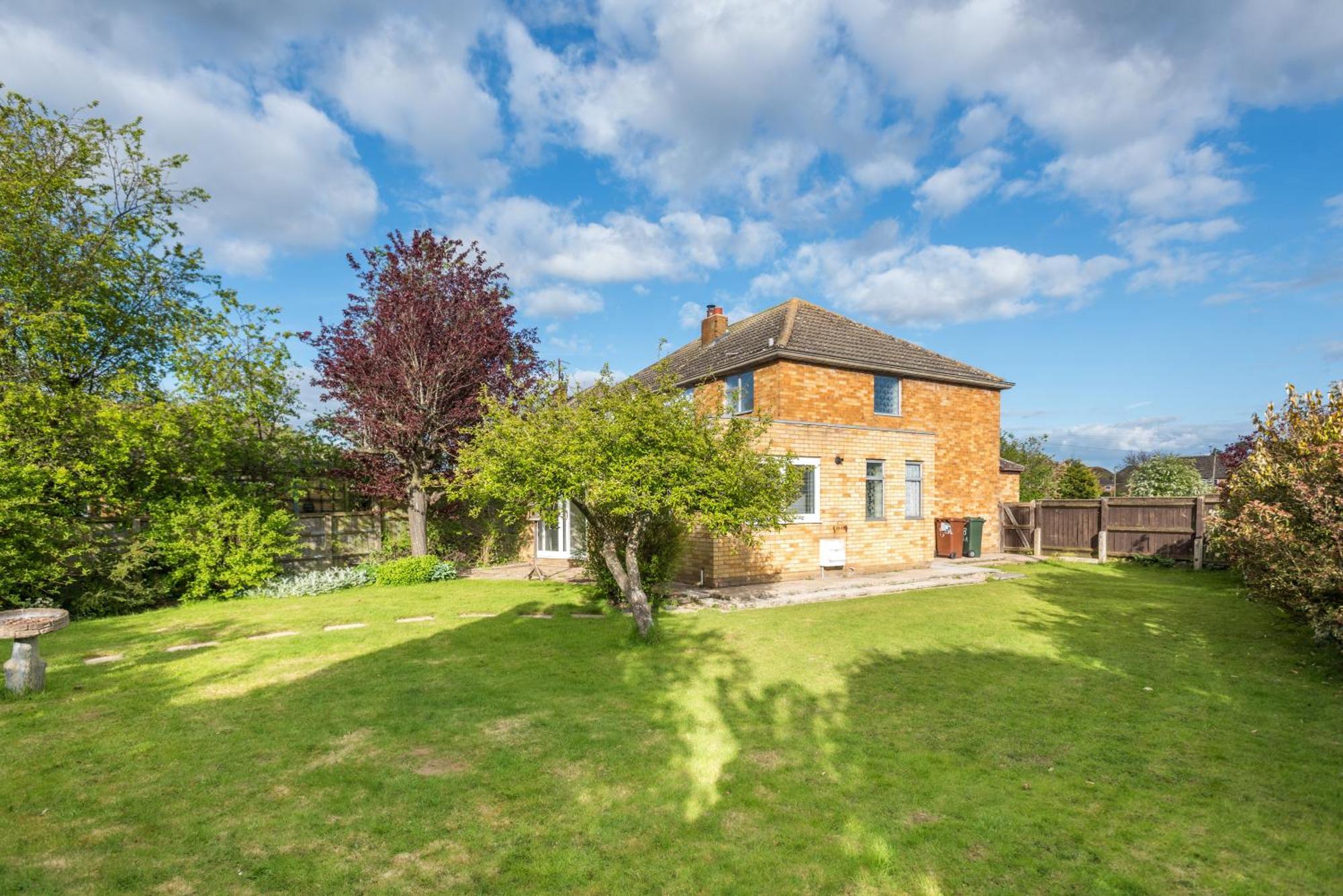3 Bedroom House With Parking & Large Garden Kidlington