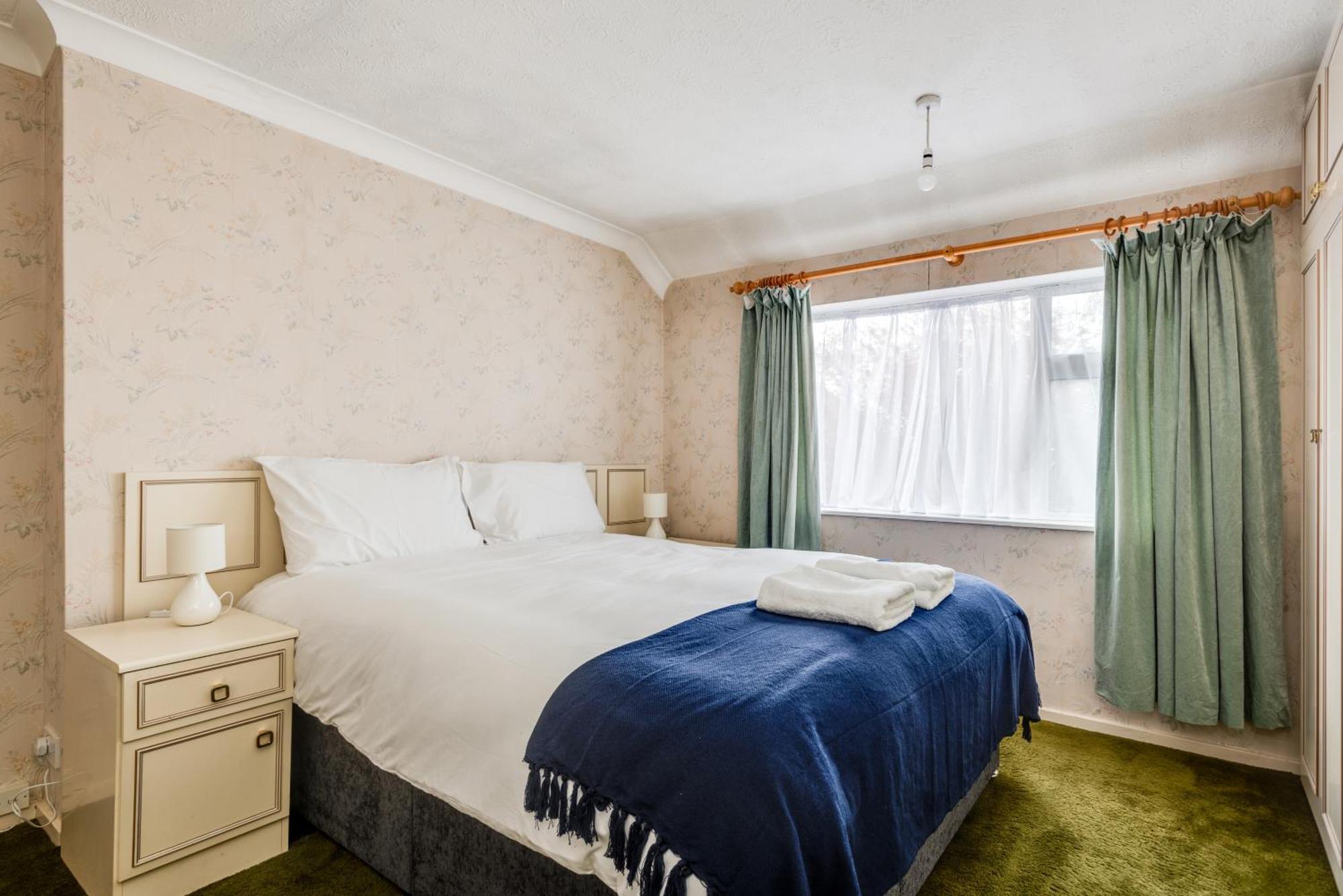 3 Bedroom House With Parking & Large Garden