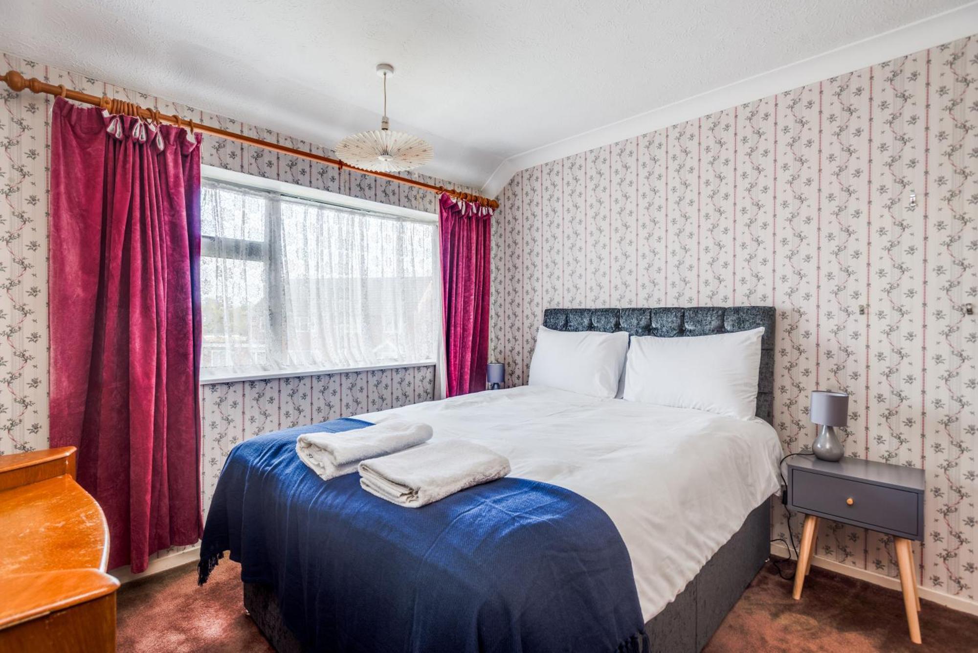 Holiday home 3 Bedroom House With Parking & Large Garden