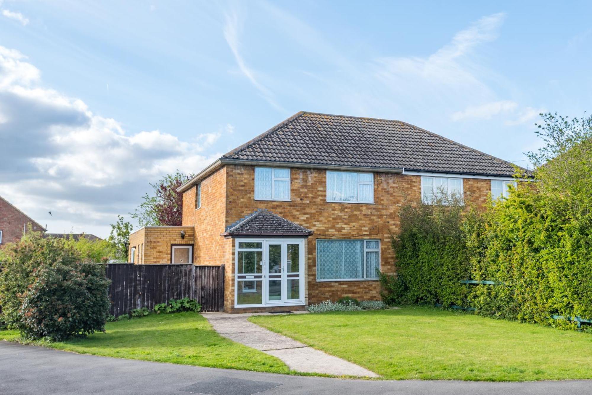 3 Bedroom House With Parking & Large Garden Holiday home *